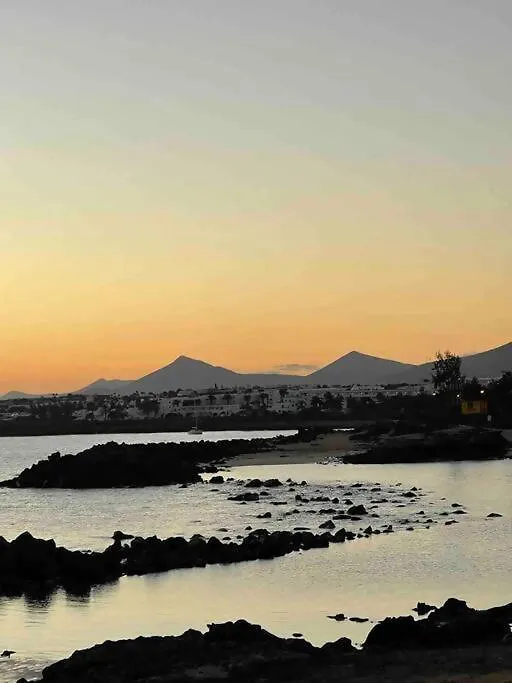 Precioso Rincon Entre El Mar Y Los Volcanes Costa Teguise